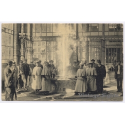 Karlsbad (Karlovy Vary) / Czechia: Sprudel Thermal Spring & Girls (Vintage PC 1908)