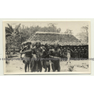 Congo-Belge: Indigenous Medicin Men In Front Of Hut / Shaman (Vintage Photo B/W ~1930s)