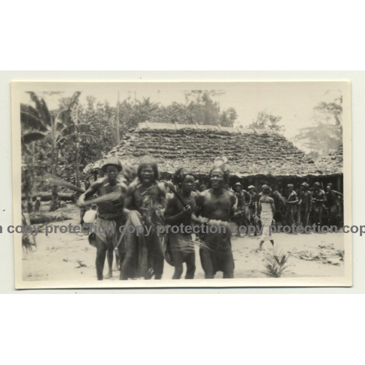 Congo-Belge: Indigenous Medicin Men In Front Of Hut / Shaman (Vintage Photo B/W ~1930s)