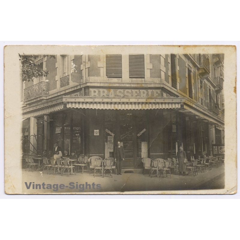 Paris / France: Corner Brasserie Rue Lamarck Café Terrace Waiter (Vintage RPPC 1920s)