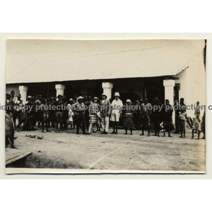 Congo-Belge: 3 Belgians With Large Group Of Indigenous (Vintage Photo ~1930s)