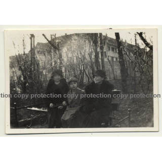 70197 Stuttgart / Germany: 2 Women & Boy - Housefront (Vintage Photo B/W 1932)