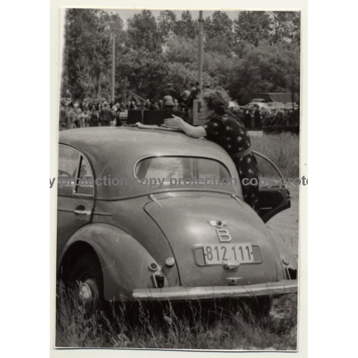 Tour De France 1954: Female Photojournalist - Morris Minor - Nieuport (Vintage Photo)