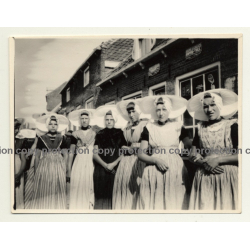 Dutch Females In Traditional Costume In Front Of Douwe Egberts Café *2 / Joure? (Vintage Photo ~1940s)