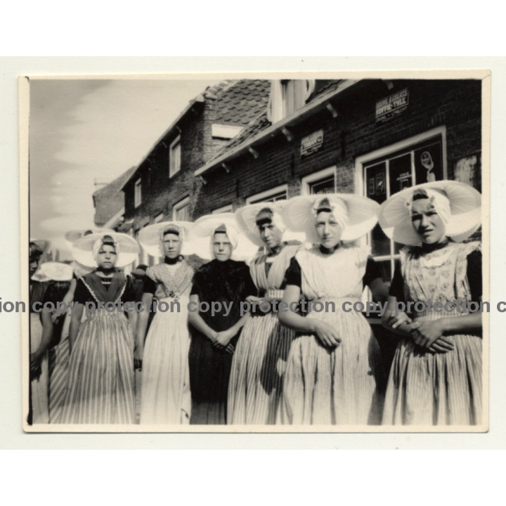 Dutch Females In Traditional Costume In Front Of Douwe Egberts Café *2 / Joure? (Vintage Photo ~1940s)