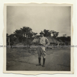 Congo - Belge: Belgian Officer In Front Of Native Hut (Vintage Photo ~1920s/1930s)