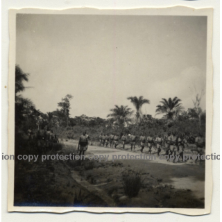 Congo - Belge: Group Of Public Force Soldiers Marching / Rifles (Vintage Photo ~1920s/1930s)