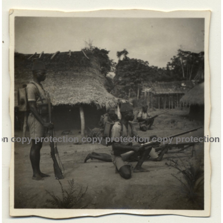 Congo - Belge: 3 Public Force Soldiers In Village / Rifles (Vintage Photo ~1920s/1930s)