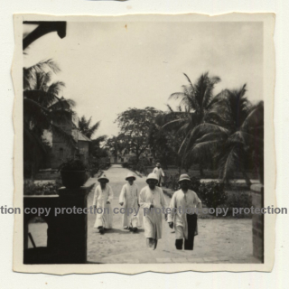 Congo - Belge: Force Publique Soldier & Indigenous In Village (Vintage Photo ~1920s/1930s)