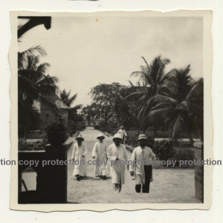 Congo - Belge: Force Publique Soldier & Indigenous In Village (Vintage Photo ~1920s/1930s)