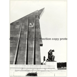 Treptow - Berlin: Sowjetisches Ehrenmal / Soviet Cenotaph (Vintage Photo: Wolfgang Klein ~1960s/1970s)