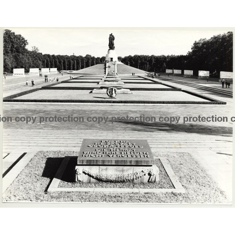 Treptow - Berlin: Sowjetisches Ehrenmal / Soviet Cenotaph *2 (Vintage Photo: Wolfgang Klein ~1960s/1970s)