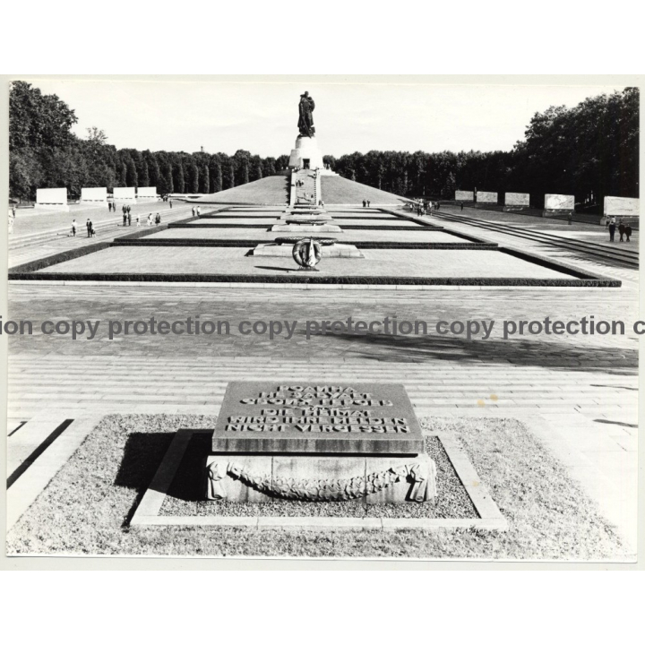 Treptow - Berlin: Sowjetisches Ehrenmal / Soviet Cenotaph *2 (Vintage Photo: Wolfgang Klein ~1960s/1970s)