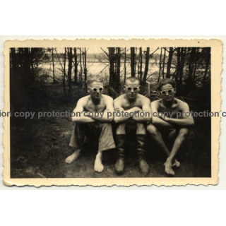 3 Semi Nude Guys Sit In Forest / Boots - Sunglasses - Gay INT (Vintage Photo ~1940s/1950s)