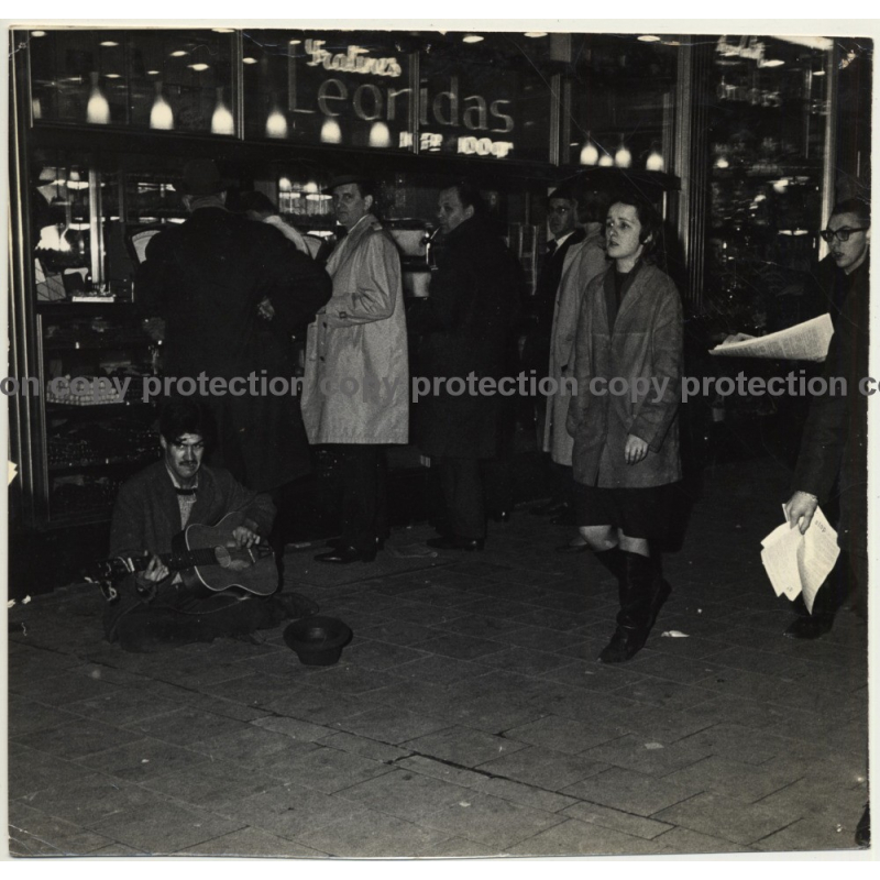 Street Musician In Front Of Leonidas Pralines Store / Bruxelles? (Vintage Photo 1960s)