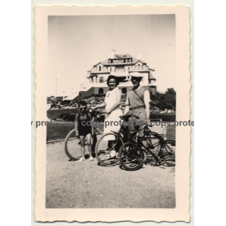 Le-Coq-Sur-Mer / De Haan: Family With Bicycles (Vintage Photo 1938)