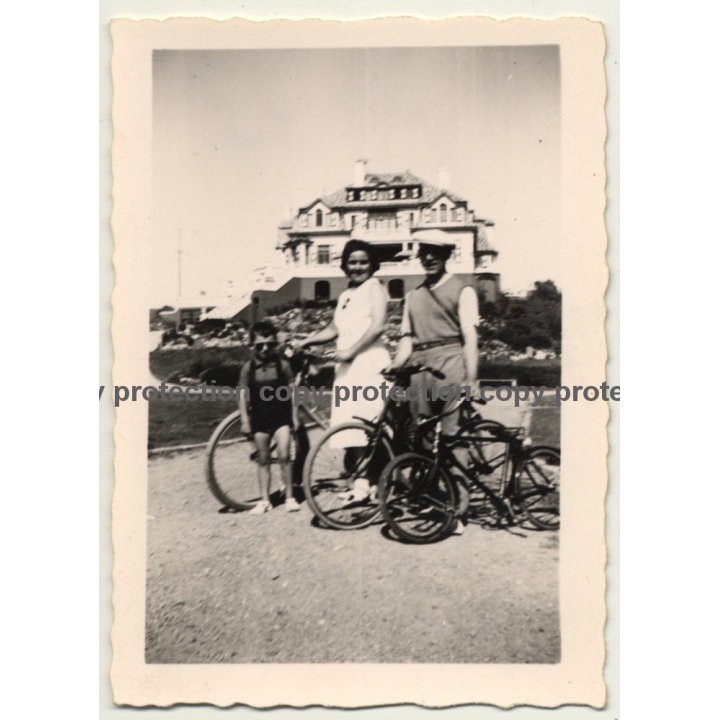 Le-Coq-Sur-Mer / De Haan: Family With Bicycles (Vintage Photo 1938)