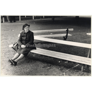Lydia Nash / Bruxelles: Old Lady On Park Bench (Vintage Photo 1980s/1990s)