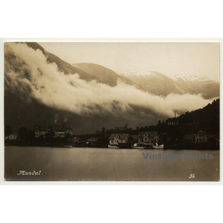 Mundal - Fjærland / Norway: Town View - Lake (Vintage RPPC)