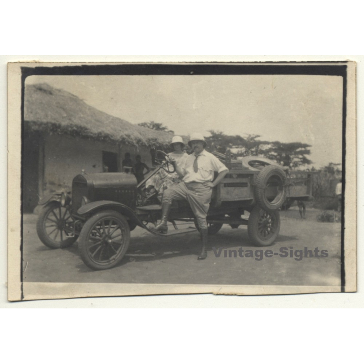 Congo-Belge: Colonial Couple In Pickup Truck / Village - Hut (Vintage Photo ~1920s)