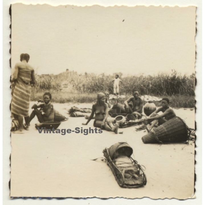 Congo-Belge: Group Of Native Women & Kids / Baskets & Pots (Vintage Photo ~1940s/1950s)