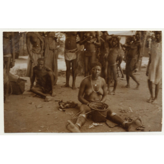 Congo-Belge: Tribal Natives Watch Woman Weaving A Basket (Vintage Photo Sepia 1930)