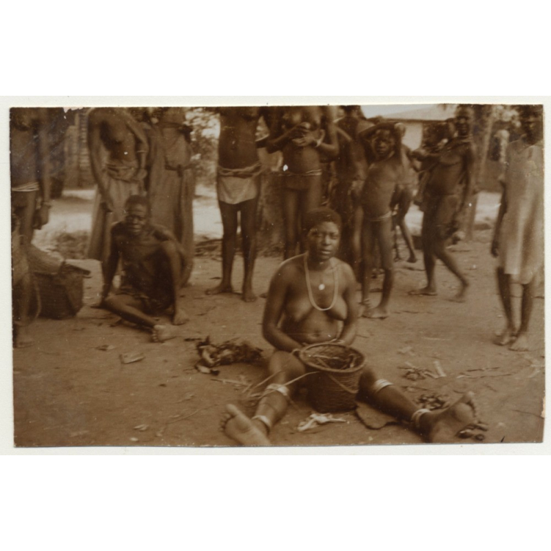 Congo-Belge: Tribal Natives Watch Woman Weaving A Basket (Vintage Photo Sepia 1930)