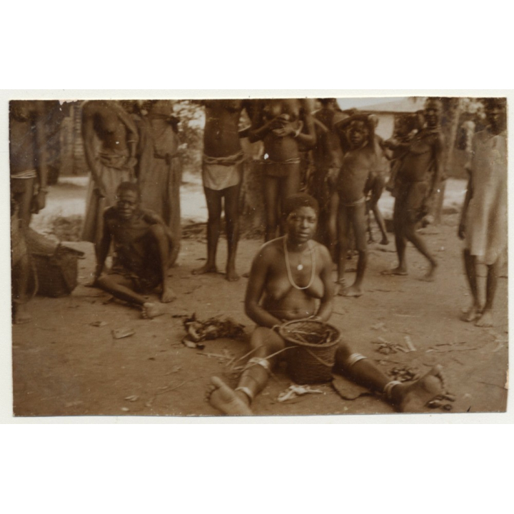Congo-Belge: Tribal Natives Watch Woman Weaving A Basket (Vintage Photo Sepia 1930)