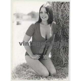 Busty Natural Brunette Posing Close To Haystack (Vintage Amateur Photo 1970s)