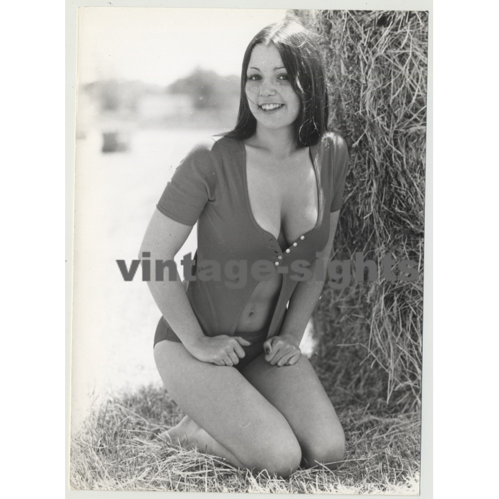 Busty Natural Brunette Posing Close To Haystack (Vintage Amateur Photo 1970s)
