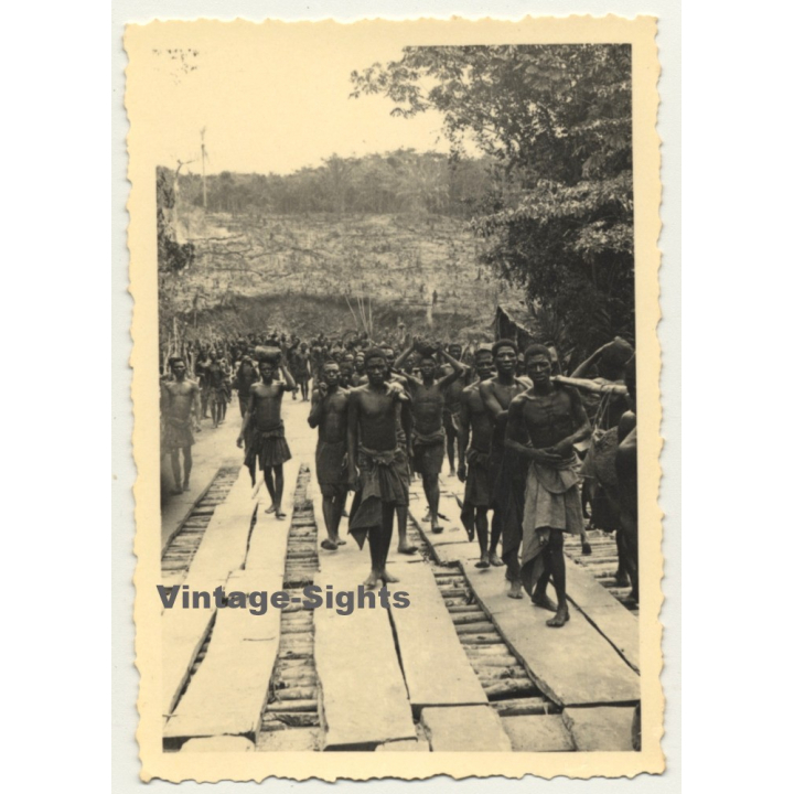 Congo-Belge: Large Group Of Indigenous On Bridge (Vintage Photo ~1930s/1940s)