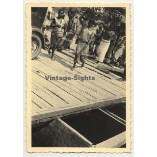 Congo-Belge: Scene On Bridge - Natives - Head Carrying (Vintage Photo ~1930s/1940s)