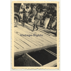 Congo-Belge: Scene On Bridge - Natives - Head Carrying (Vintage Photo ~1930s/1940s)