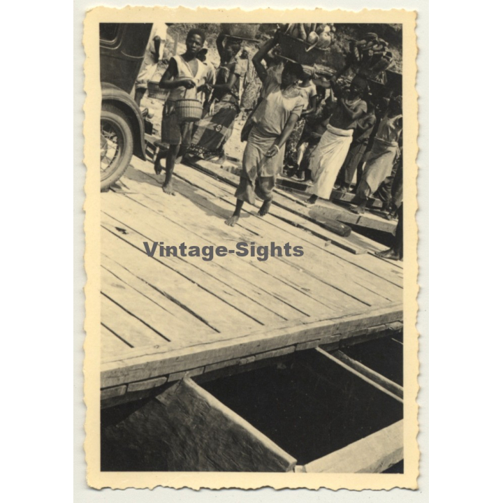 Congo-Belge: Scene On Bridge - Natives - Head Carrying (Vintage Photo ~1930s/1940s)