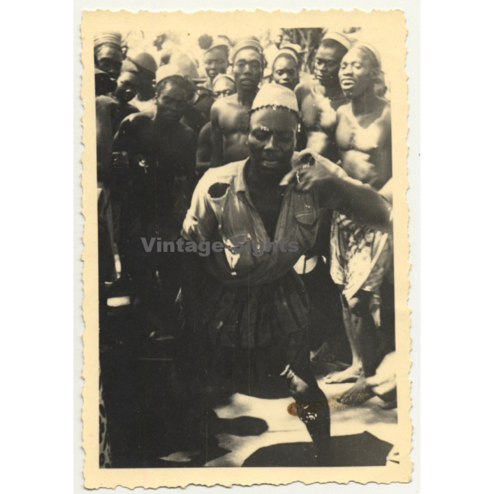 Congo-Belge: Medicine Man Surrounded By Tribe Members (Vintage Photo ~1930s/1940s)