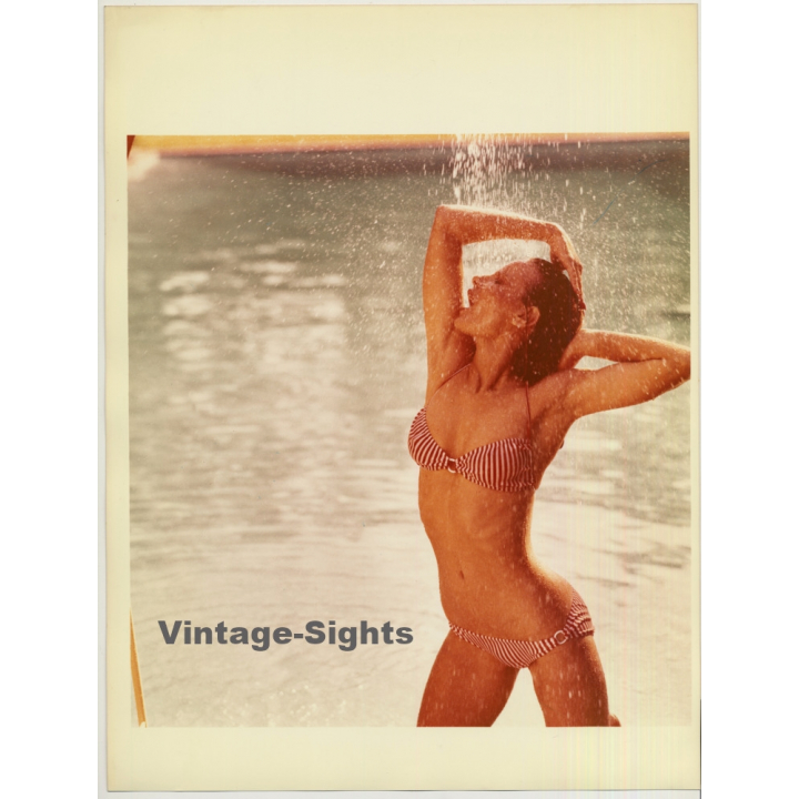 Bikini Model Takes A Shower At Poolside / Stripes (Vintage Photo 1980s WOLFGANG KLEIN ~DIN A3)