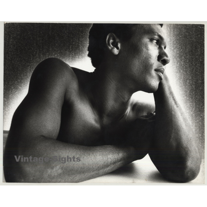 Upper Half Of Nude Dark Skinned Man / Gay Int (Vintage Photo 1970s WOLFGANG KLEIN ~DIN A3)