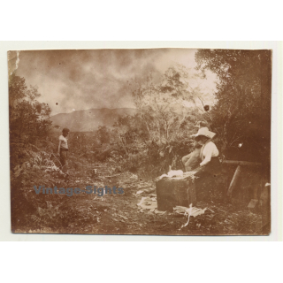 Congo-Belge: Native Guy Boils Water For Colonial Couple / Sun Protection Hat (Vintage Photo ~1910s/1920s)