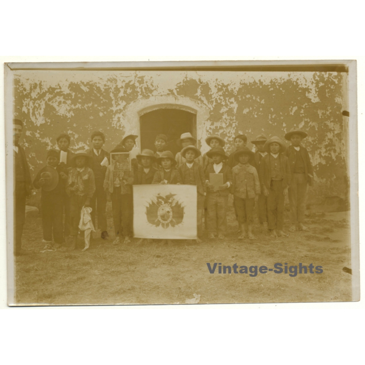 La Paz / Bolivia: Young Indigenous Pupils & Bolivian Coat Of Arms  (Vintage Photo Sepia ~1910s/1920s)