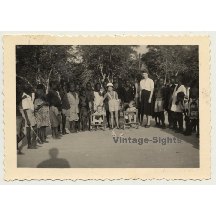 Congo-Belge: Colonial Mom & 3 Kids Surrounded By Native Kids (Vintage Photo 1949)