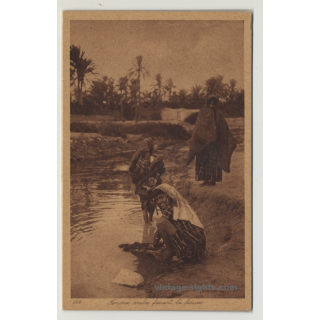 Lehnert & Landrock: Femmes Arabes Faisant La Lessive *229