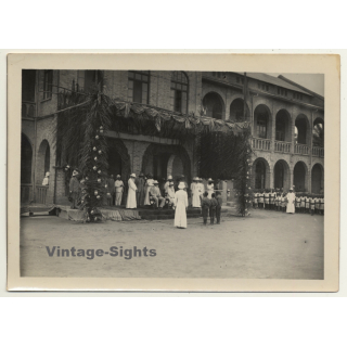 Congo-Belge: 3 Native Kids In Front Of Colonial Missionaries (Vintage Photo ~1940s/1950s)
