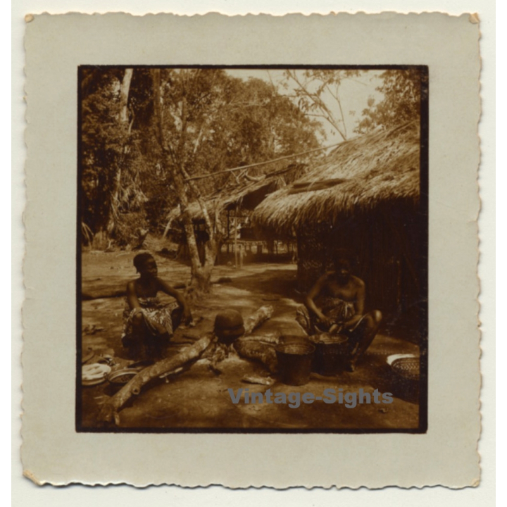 Congo Belge: Native Women Cook In Front Of Straw Hut (Vintage Photo ~ 1920s/1930s)