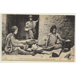 Femme Préparant Le Couscous Et Peignant La Laine / Magrheb (Vintage PC)