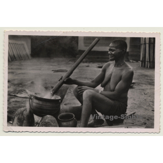 Ivory Coast: Grand Mère Prepare Le Repas / Topless - Ethno (Vintage RPPC)