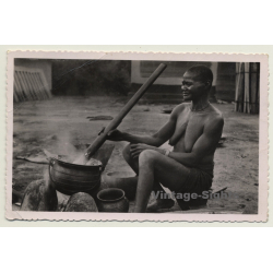Ivory Coast: Grand Mère Prepare Le Repas / Topless - Ethno (Vintage RPPC)