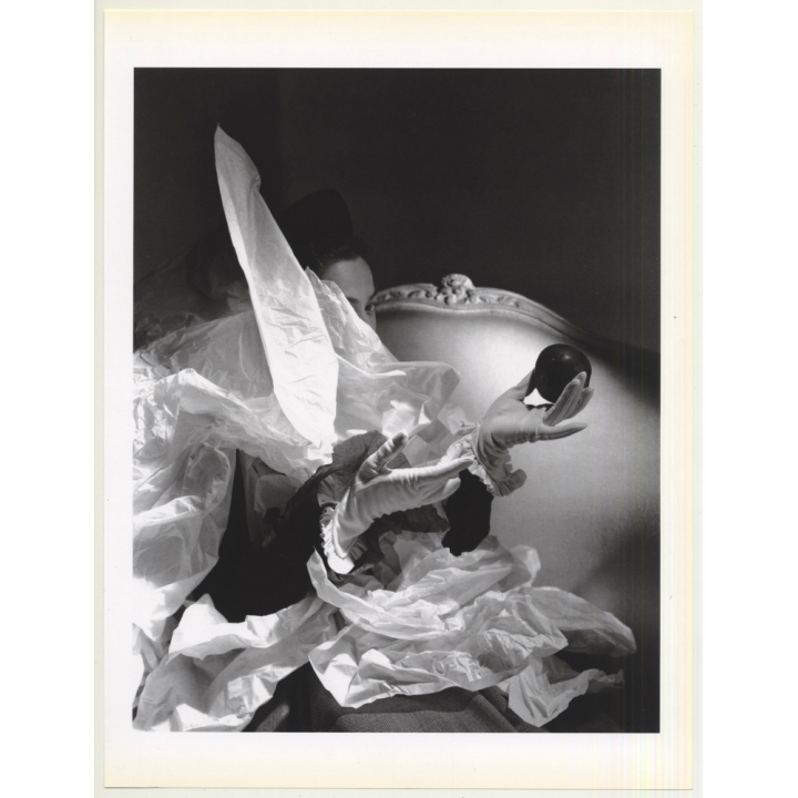 Horst P. Horst: Birthday Gloves 1947 (Sheet 1992: Form Horst 27 x 35.5 CM)
