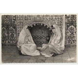 Algeria: 2 Veiled Women - Moorish Interior - Tiles (Vintage RPPC)