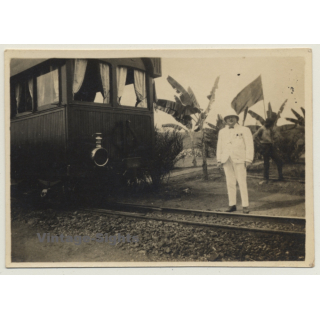 Congo-Belge: Colonialist & Native In Front Of Train Wagon  (Vintage Photo ~1920s/1930s)