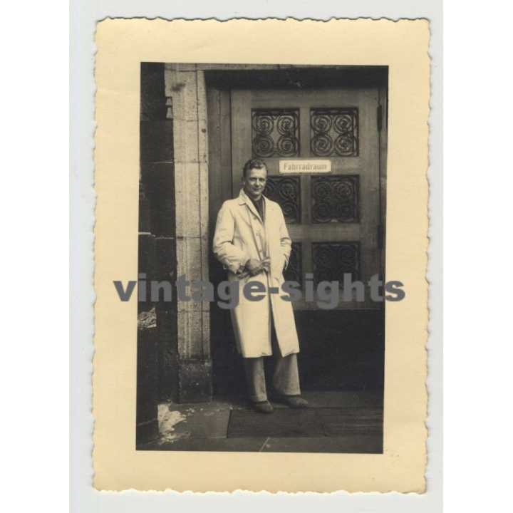 Well Dressed Guy In Front Of 'Fahrradraum' (Vintage Photo 40s/50s Gay Int)